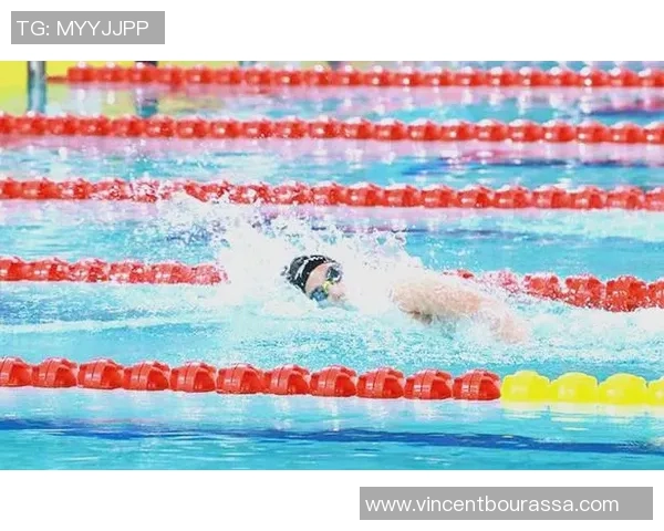 蝶泳赛事精彩纷呈 展现游泳运动员超凡技艺与顽强毅力