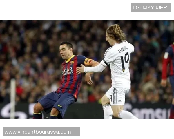 顶级球员引领风潮 如何看待当今足坛超级巨星的影响力与成就